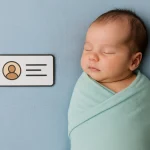 Yenidoğan kimlik çıkarma sürecini simgeleyen görselde, mint yeşili örtüye sarılmış uyuyan bir bebek ve yanındaki sembolik kimlik kartı yer alıyor.