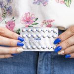 Acil gebelik önleme amacıyla kullanılan ertesi gün hapı blister ambalajı ve kutusu, korunmasız ilişki sonrası kullanım için tasarlanmıştır.